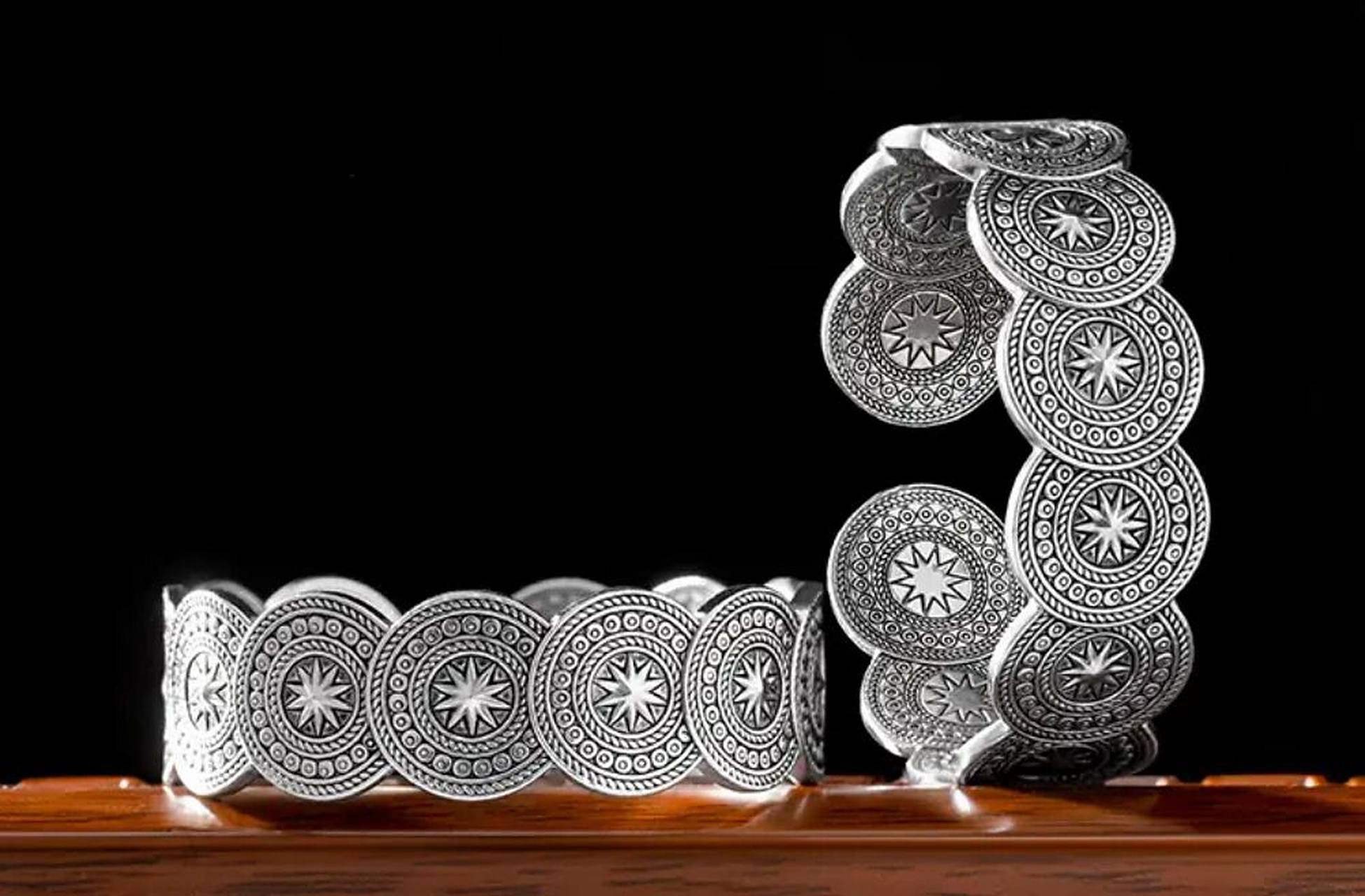 瑞银鸟老银手镯   找朋友买了个苗族手工手镯,挺好看的,花了我一千