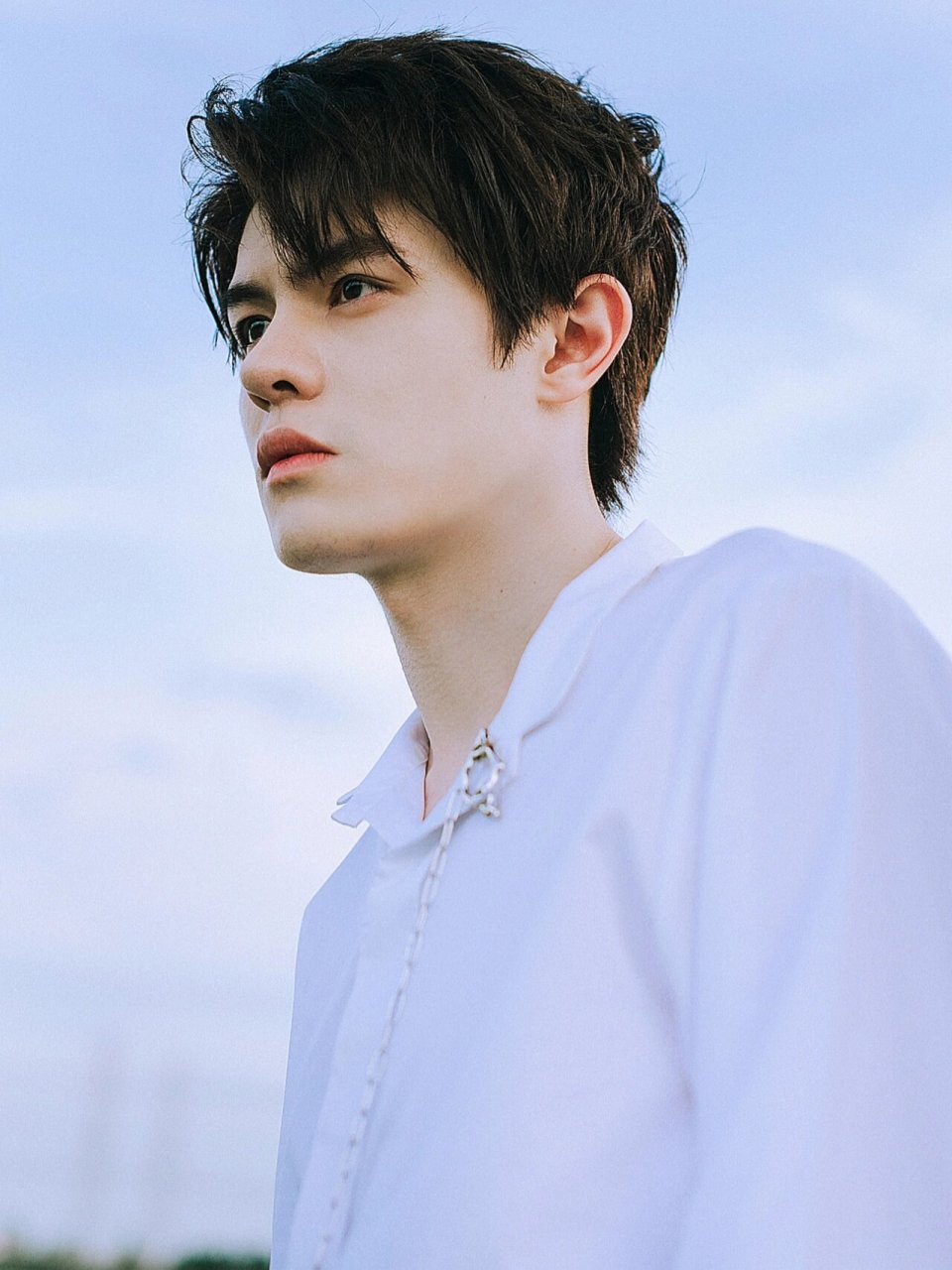 男生写真92阳光草地的白衣少年感 之前给infinity杂志拍的何德瑞