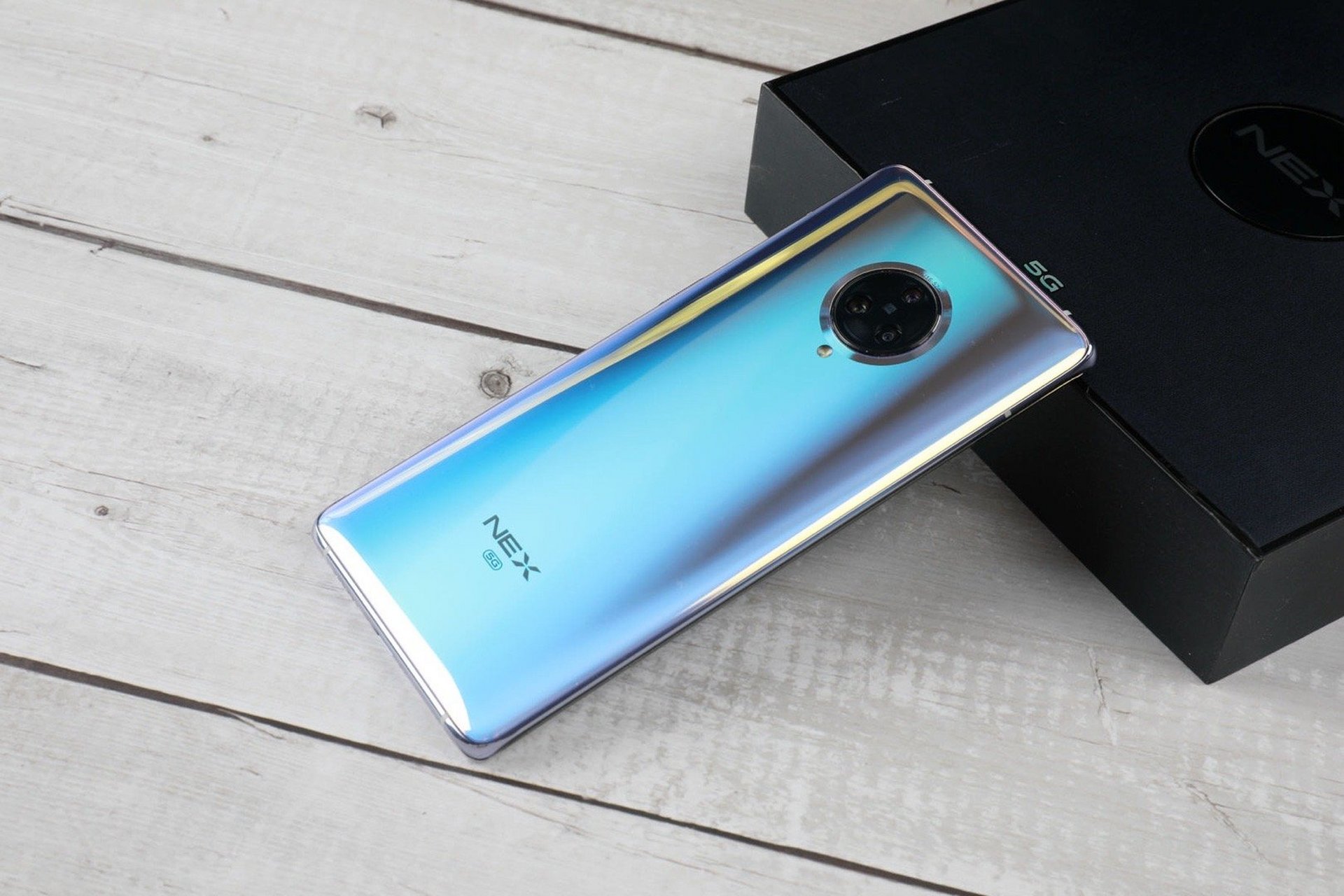 vivo nex这款手机的设计,放到现在也不过时.