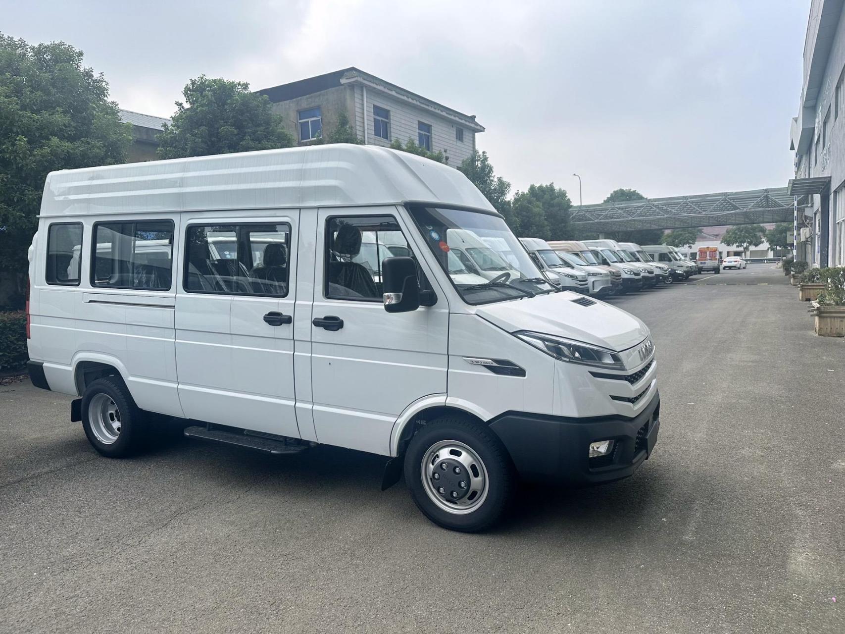 刚上户2024年4月加长新款依维柯,柴油2.5t, 7座