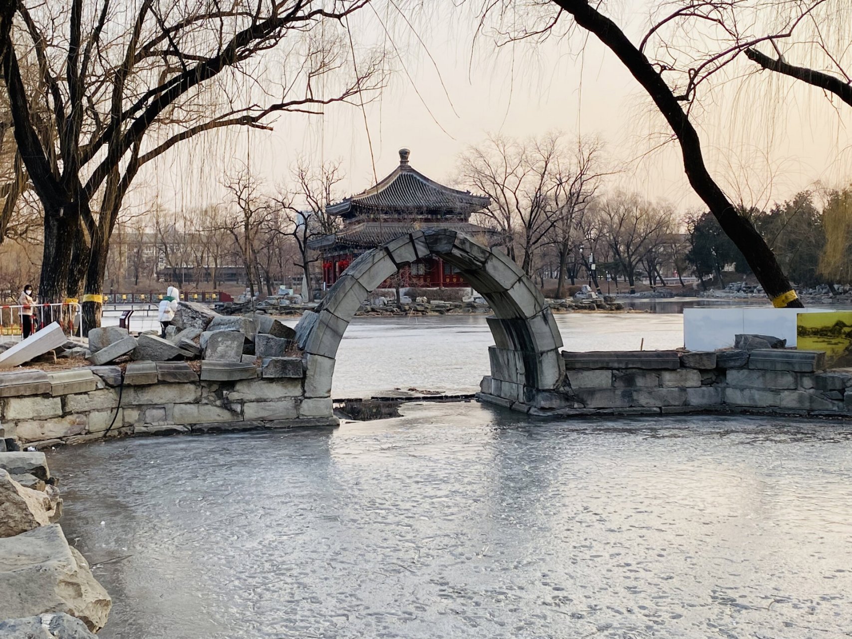 圆明园残桥(绮春园敷春堂单孔石桥) 图2为绮春园敷春堂样式图,残桥