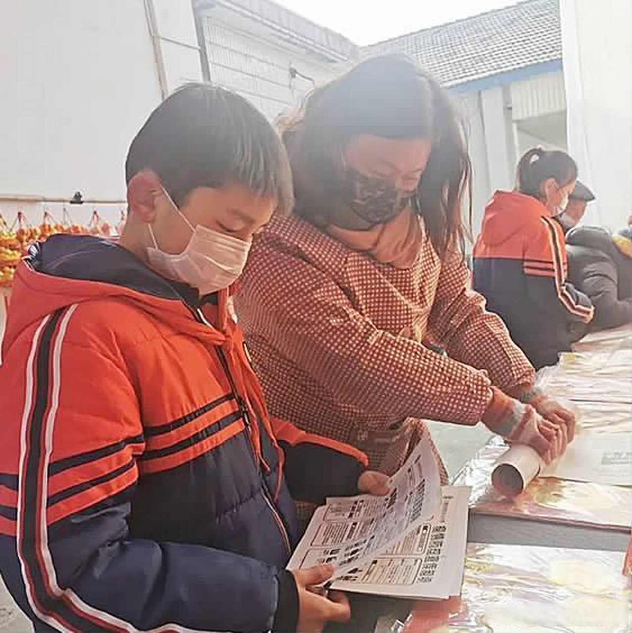 【图说江都 | 寒假,"缤纷"志愿服务】近日,邵伯中心小学组织开展"缤纷