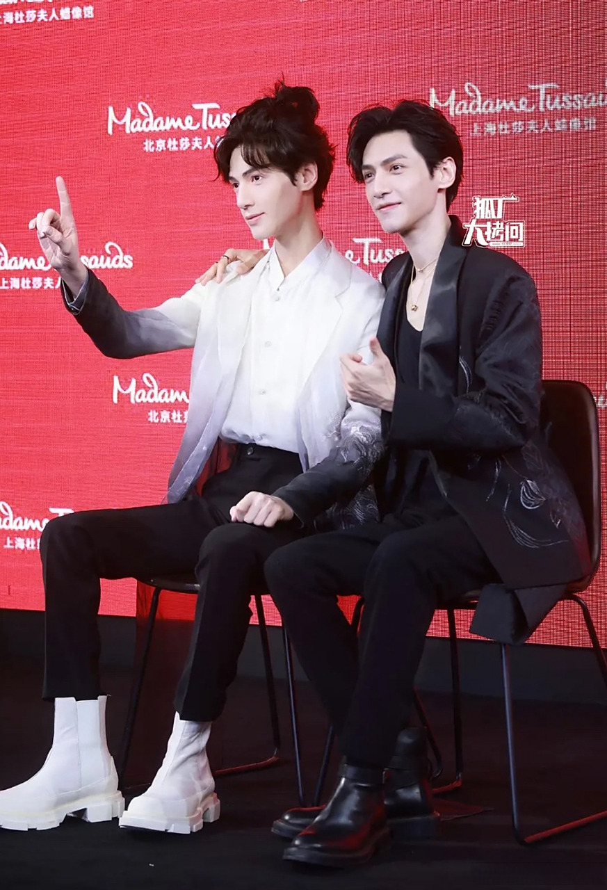 罗云熙身高真的有177cm吗?看看他那双蜡像鞋子,简直太灵魂了!