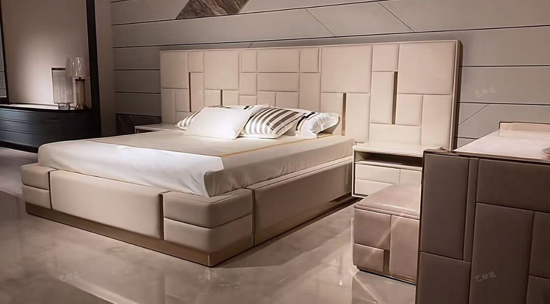 豪华巴比伦床|意式轻奢|轻奢大床 豪华的宽屏大床几何图案的软垫床头