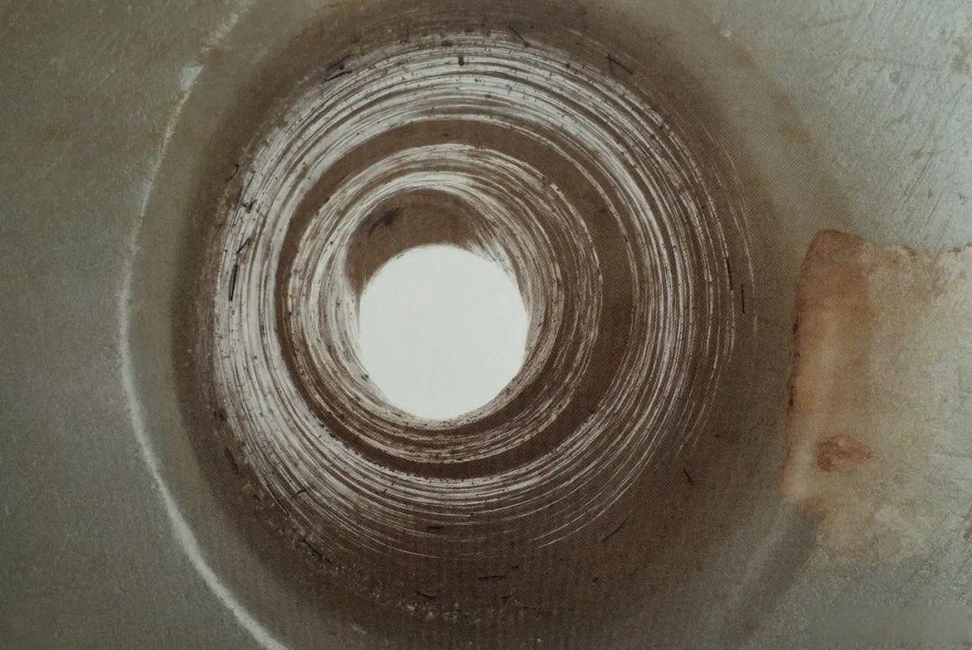 古玉居说玉# 史前古玉的钻孔工艺,一样有螺旋纹,而且是同向钻进的