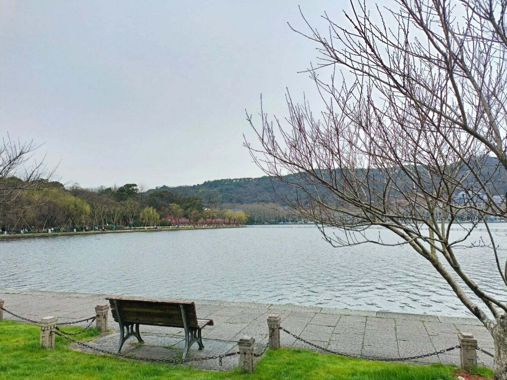 杭州白堤 白堤原名"白沙堤",是将杭州市区与风景区相连的纽带,东起"