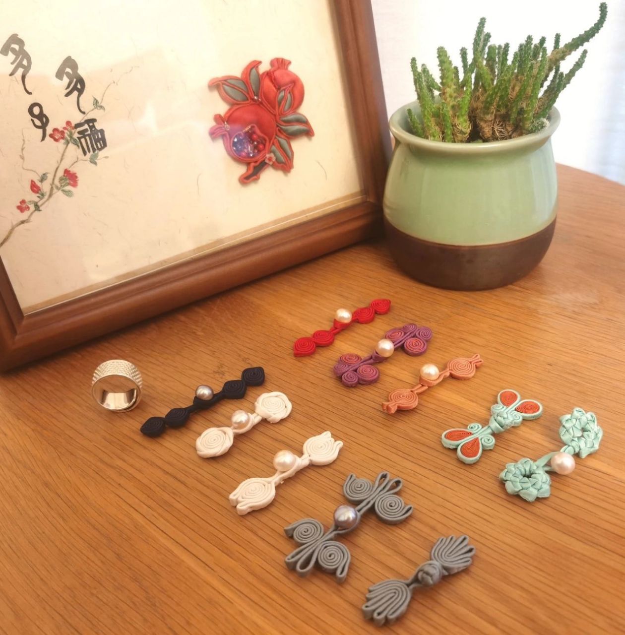 小巧的软花扣配旗袍,很精致.