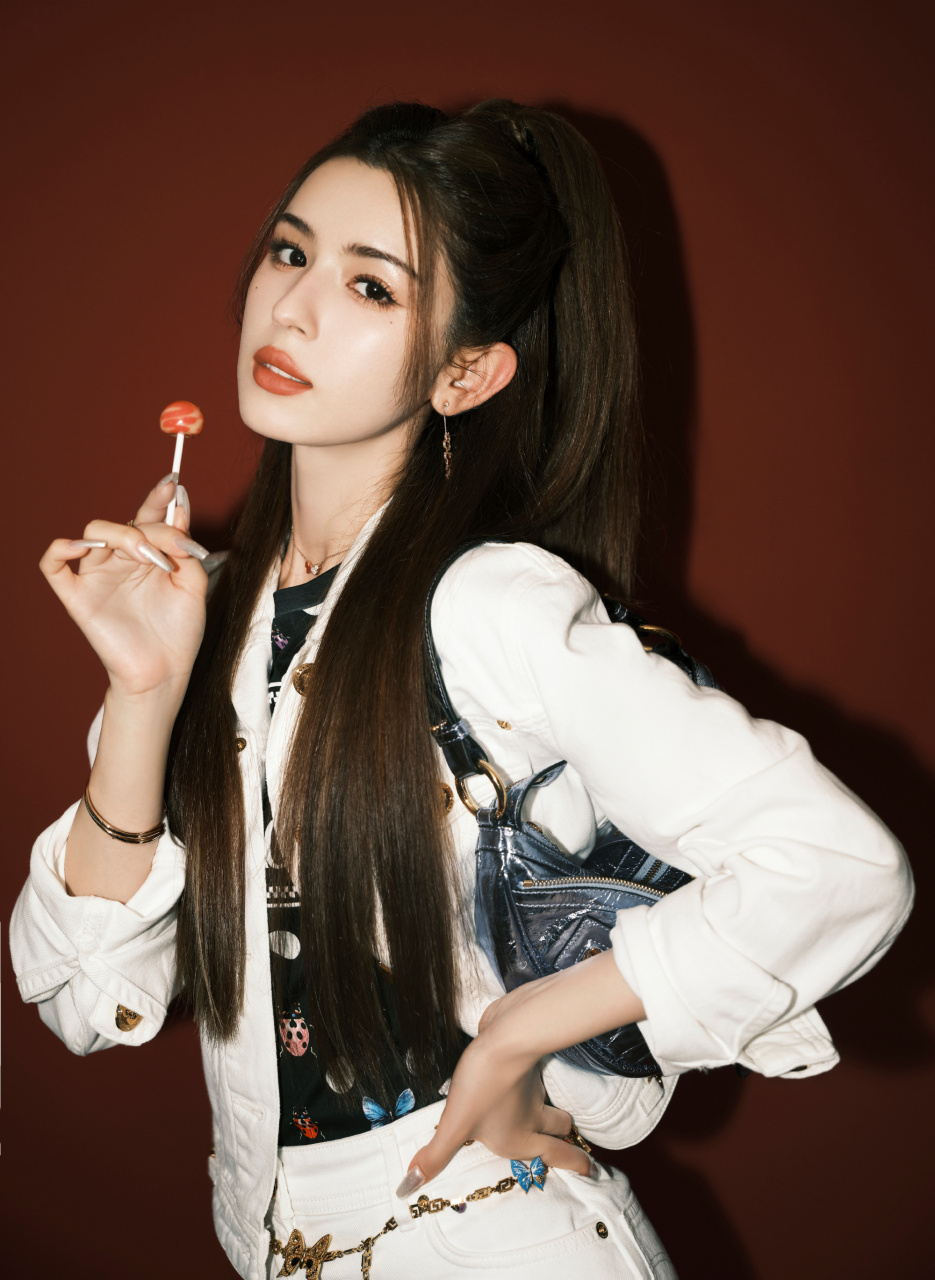 哈妮克孜夏日黑白色彩穿搭美照组图