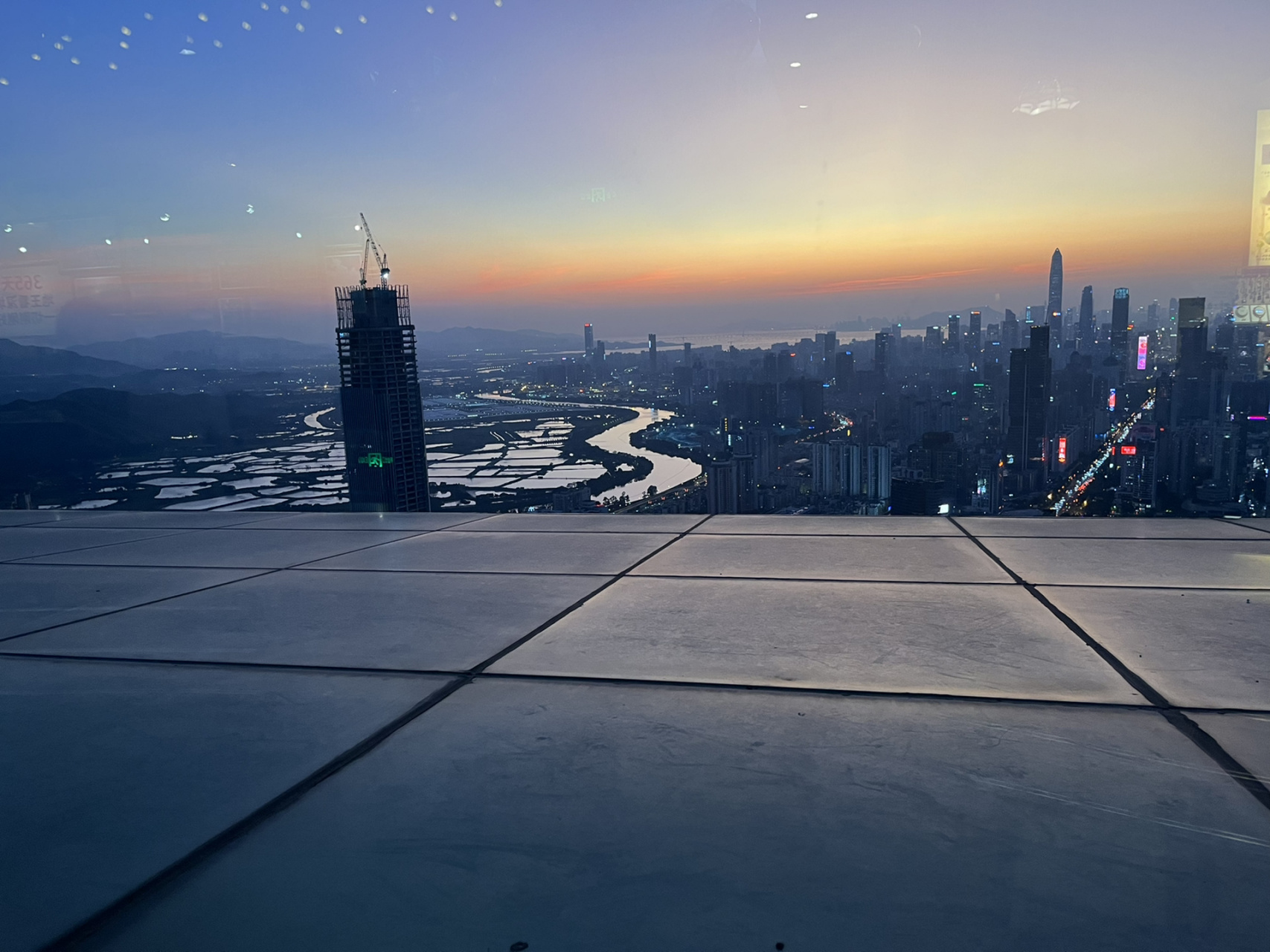 深圳 地王大厦 地王大厦观光 门票99:80元 地点:大剧院c出口 	 可以