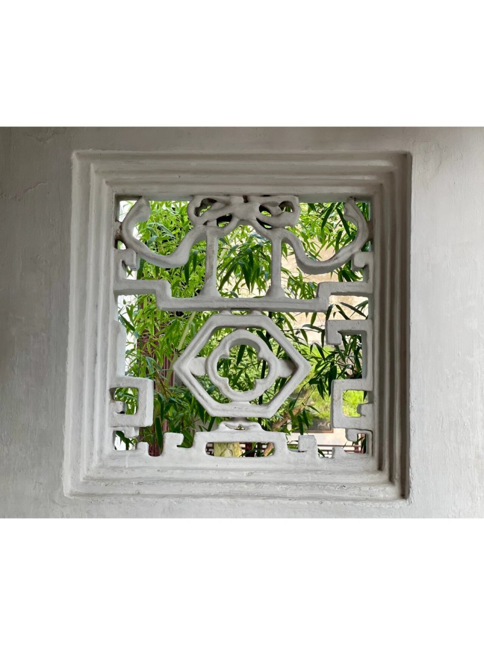 苏州网师园·殿春簃·花窗 苏州网师园内的殿春簃,进门右手边墙上的花