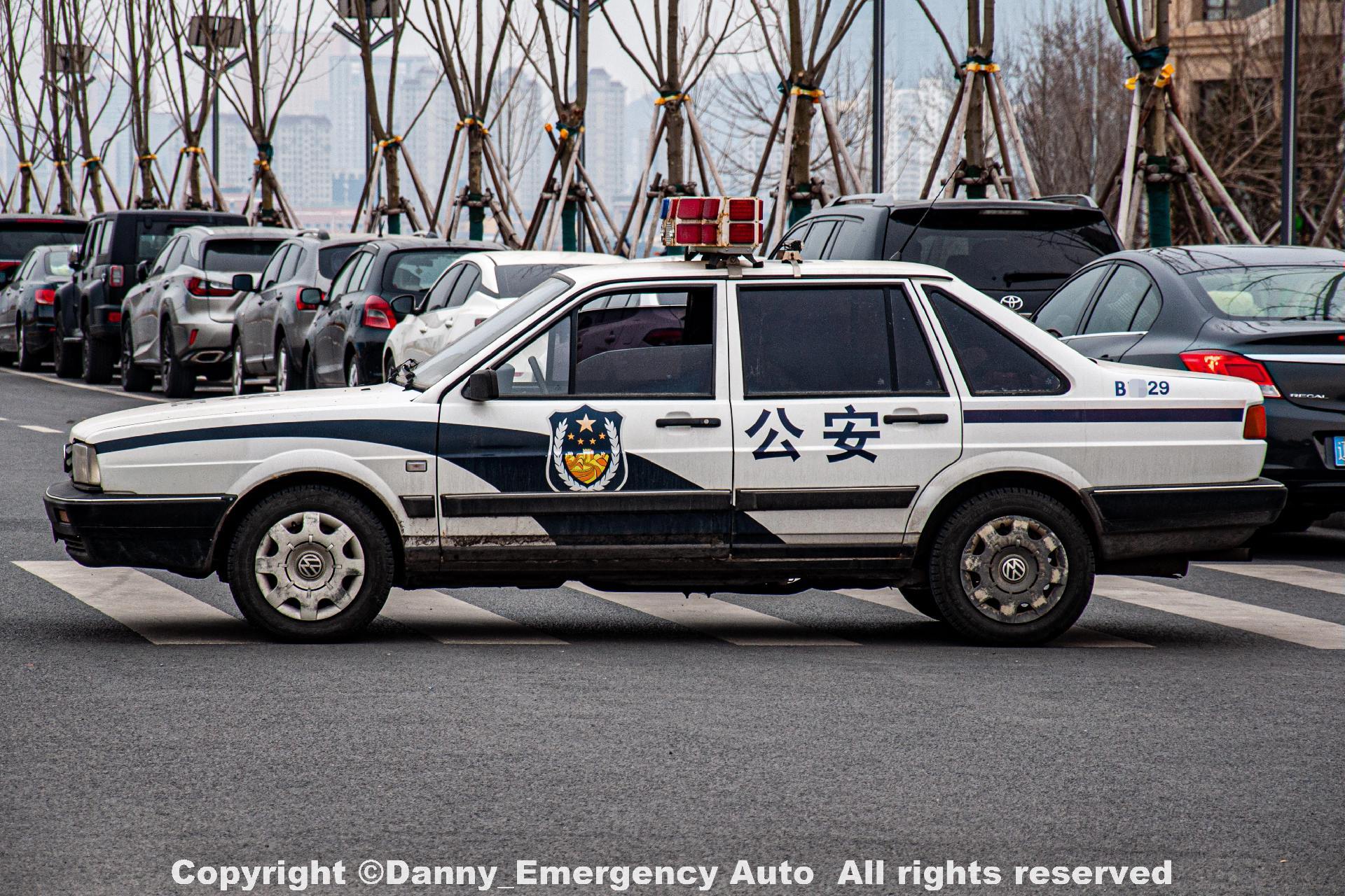 【你的城市还有桑塔纳警车吗】一代经典警车:大众桑塔纳警车91 对于