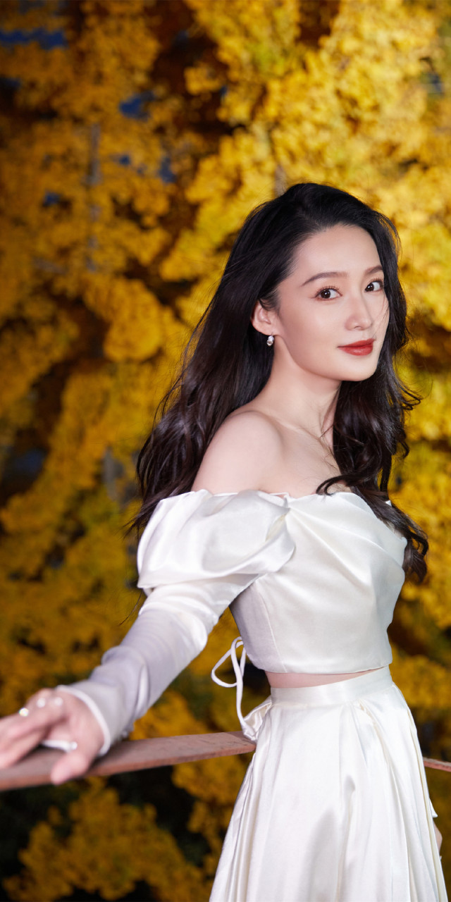 李沁白色抹胸裙壁纸组图