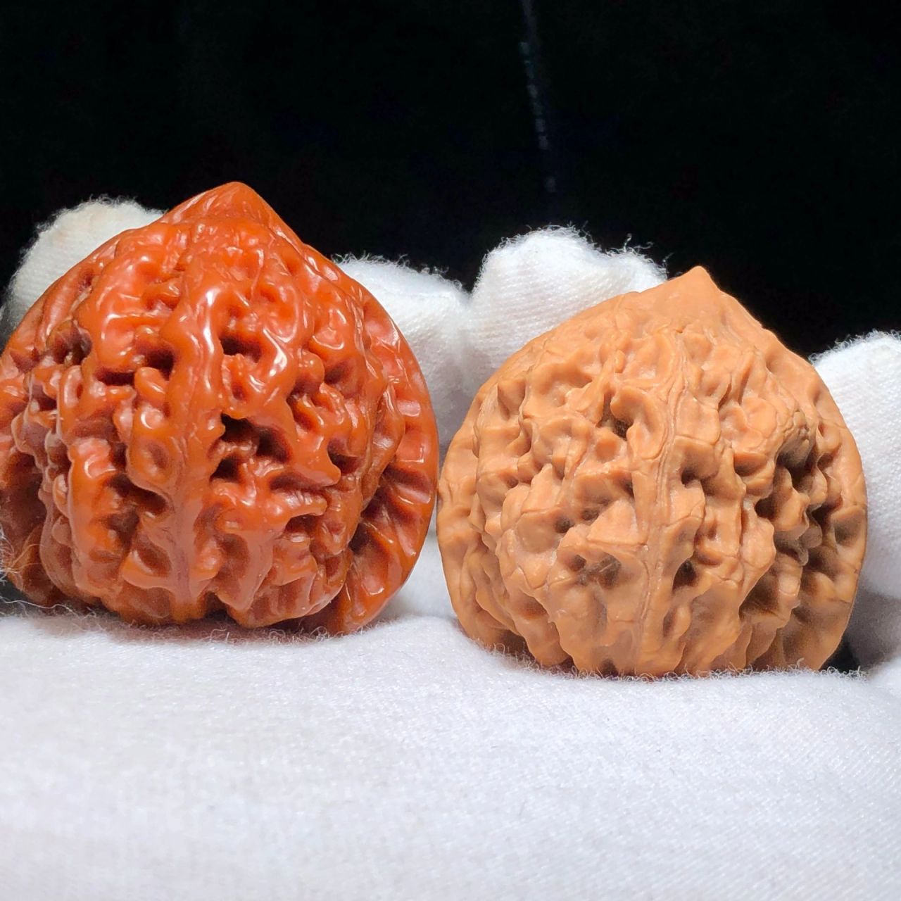 当然,不同文玩核桃品种上色包浆速度不一样,不同的手掌盘玩核桃上色