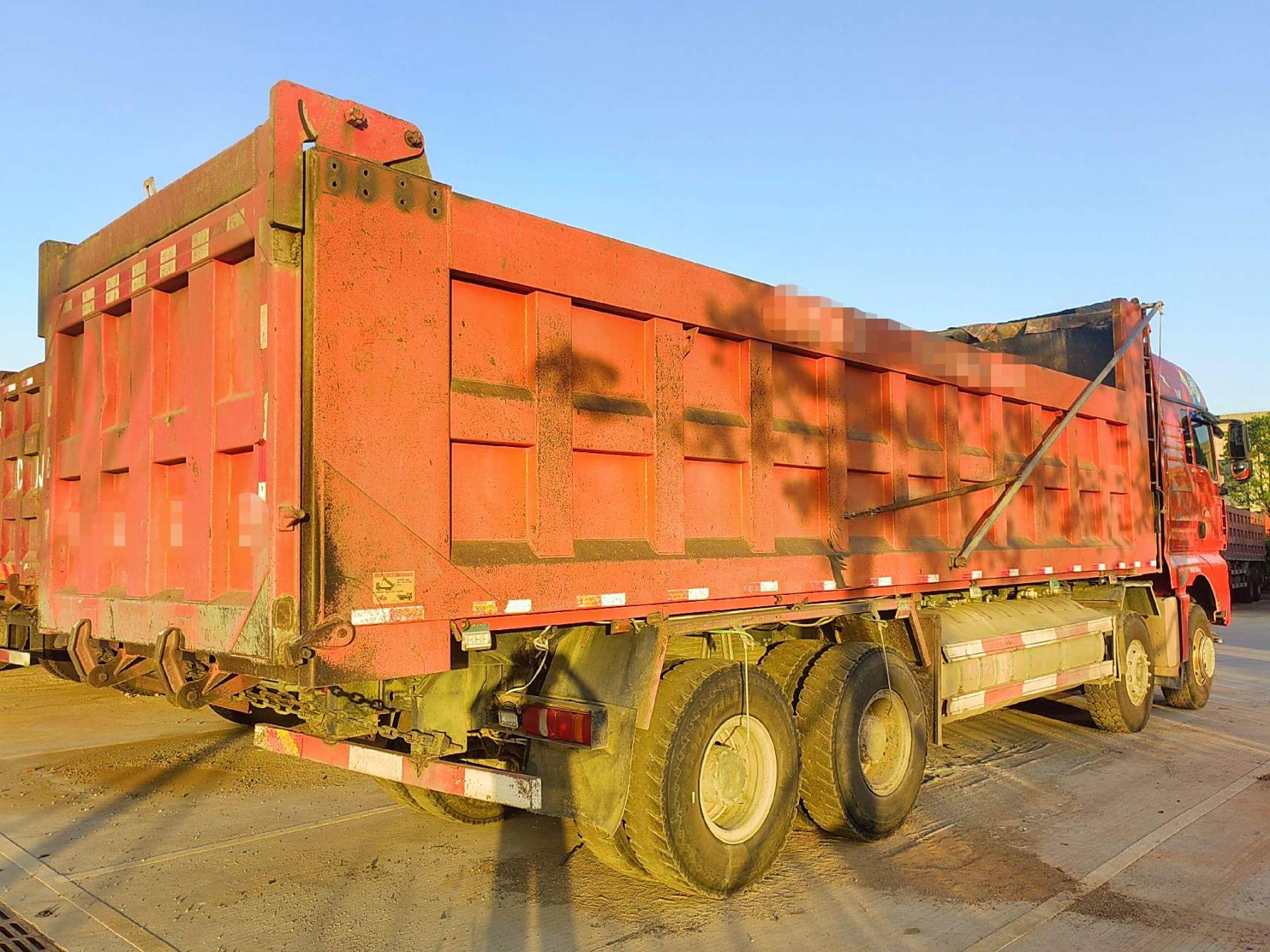 中国重汽汕德卡g7,前四后八自卸车.