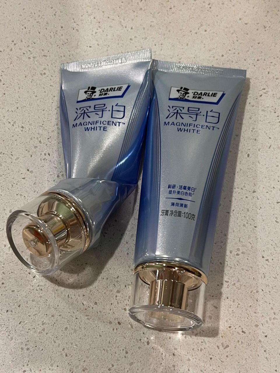 黑人牙膏还是有用的~我又入了~ 深导白,一天两次用了一个月,虽然还没