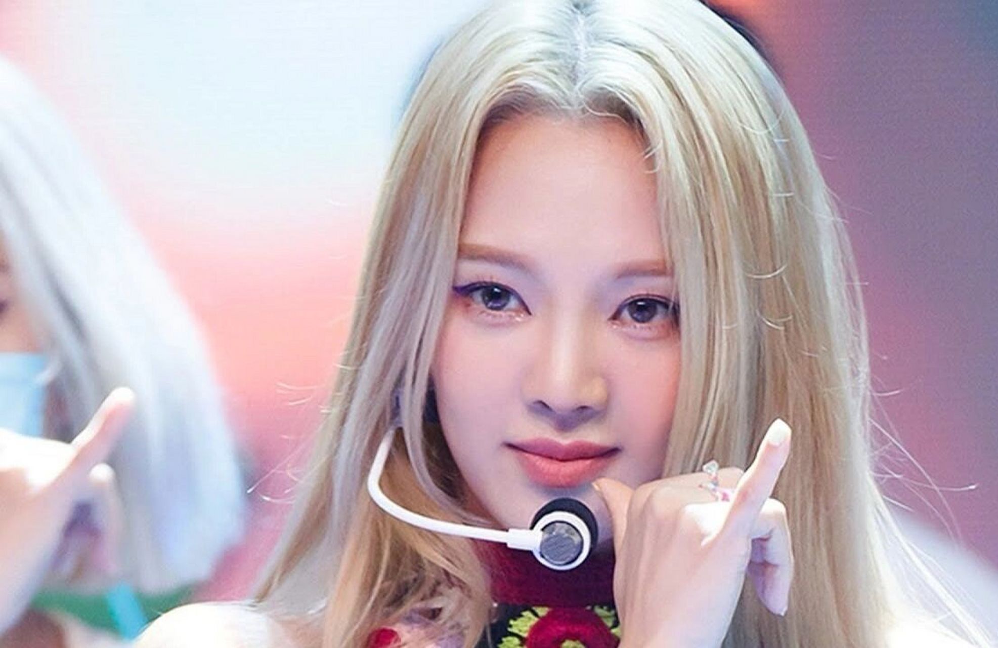 经常看韩国爱豆打歌舞台, 耳朵上带这个的,这个叫什么?耳麦?