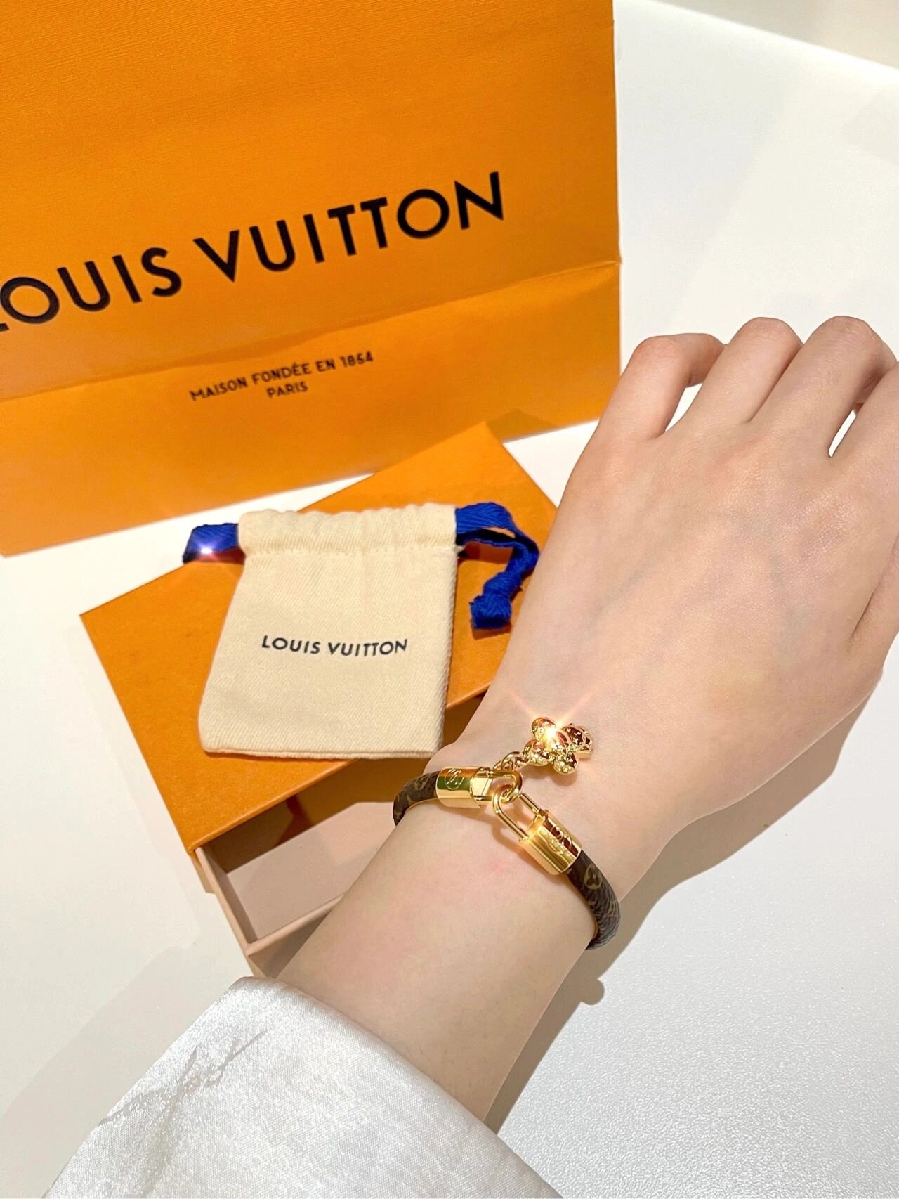 礼物推荐lv vivienne手镯 大牌入门级饰品