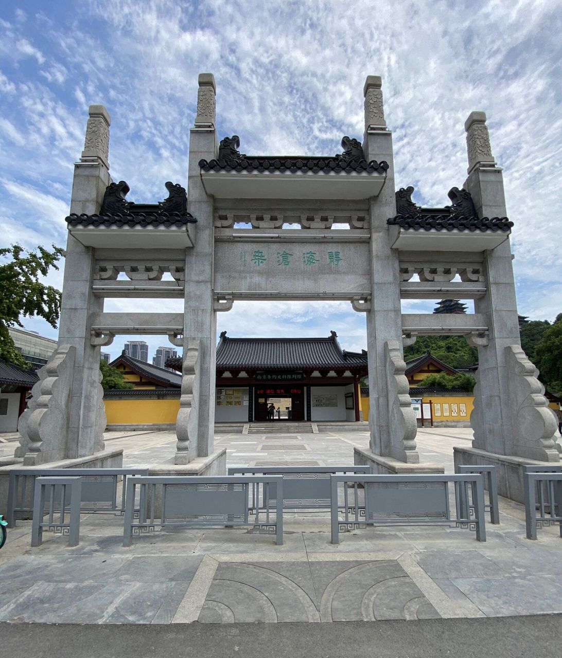 静海寺纪念馆)位于江苏省南京市鼓楼区建宁路288号南京静海寺纪念馆内