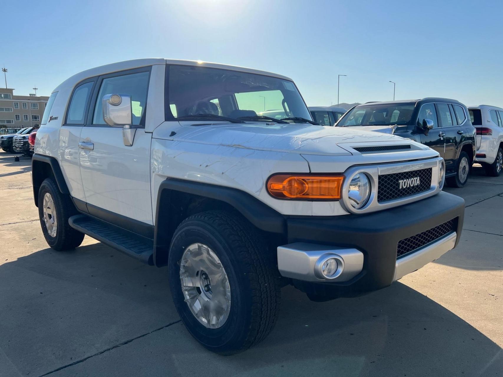 fj酷路泽 22款 4.0 xtreme极限运动 两气 双油箱 颜色:白色/黑.