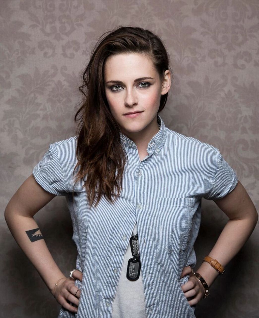 当年的kristenstewart还是一头长发 第一张照片是经过艺术加工,加了