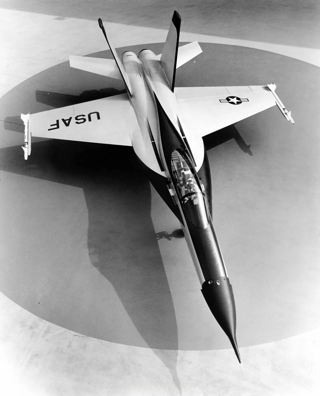 烽火问鼎计划# #趣聊军事圈# 诺斯罗普yf-17战斗机,f-16的竞争对手