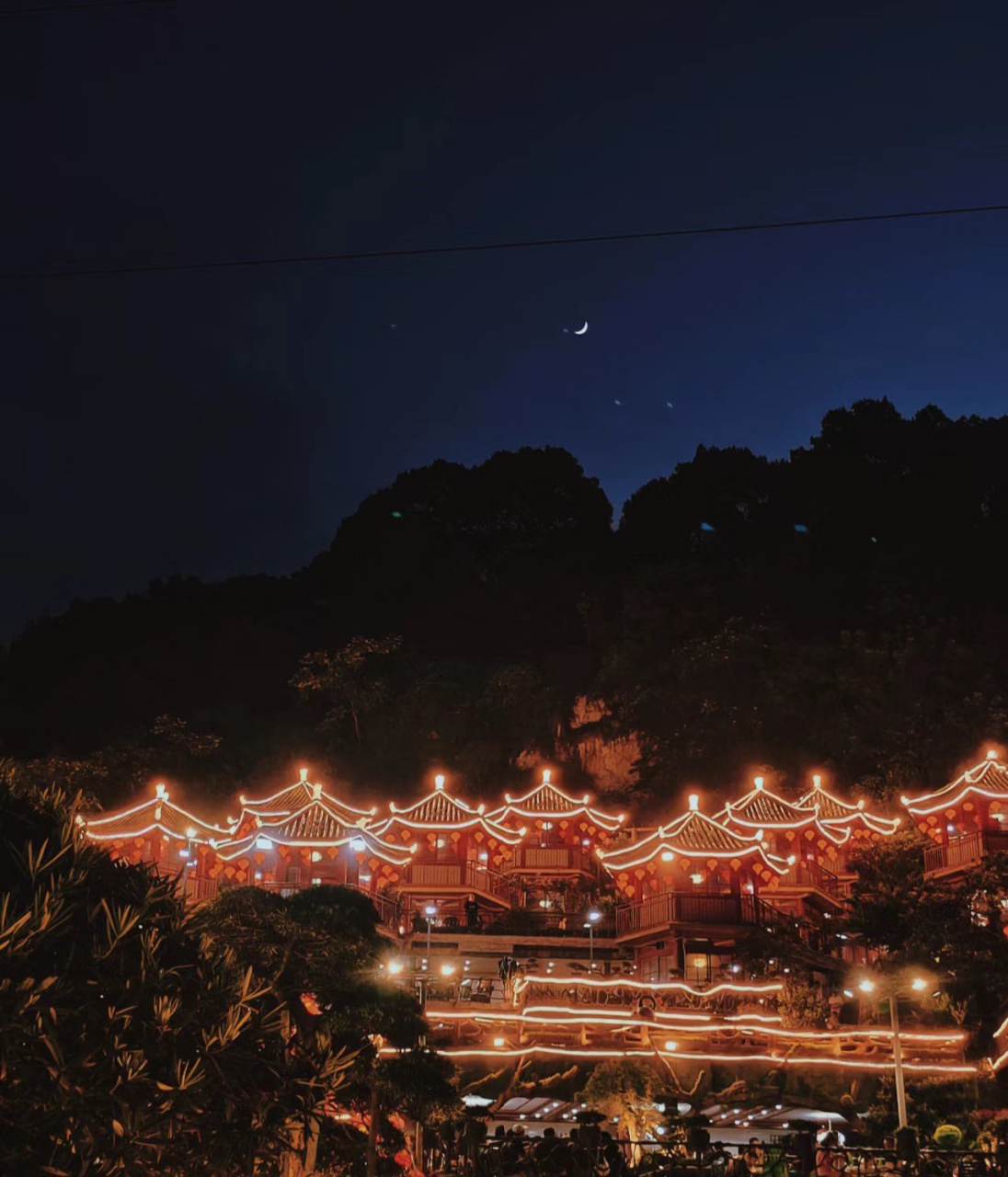 重庆枇杷园食为鲜火锅 一个店占一座山,可同时容纳1000桌的露天火锅