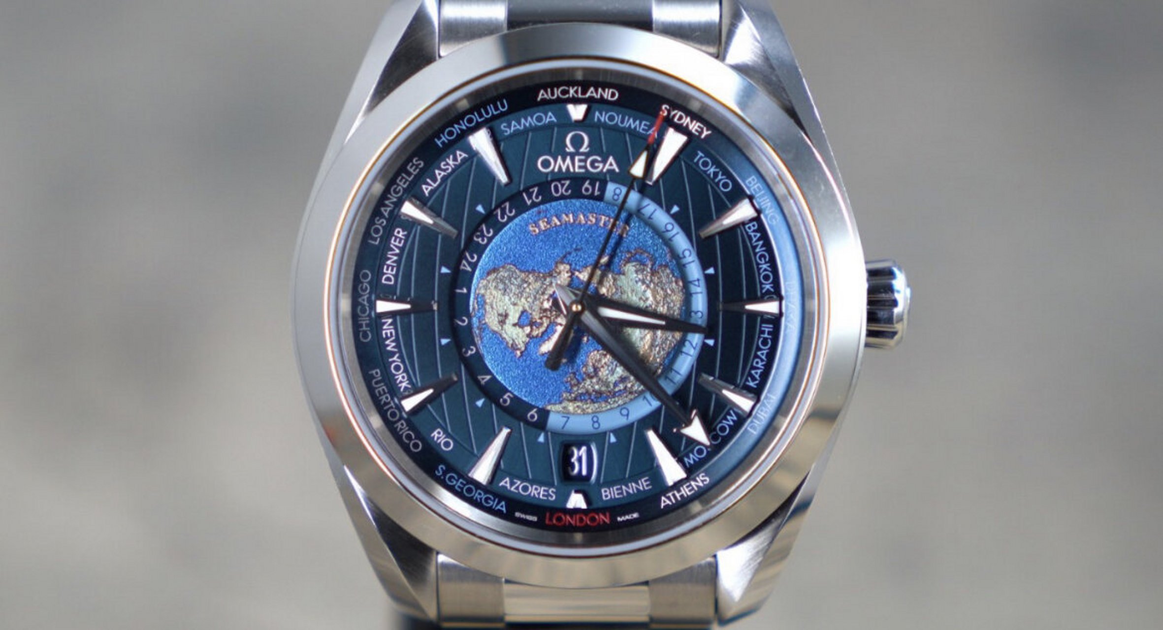 欧米茄蓝色世界时腕表 偏爱蓝色的手表的表友们,欧米茄这个绝对世界时