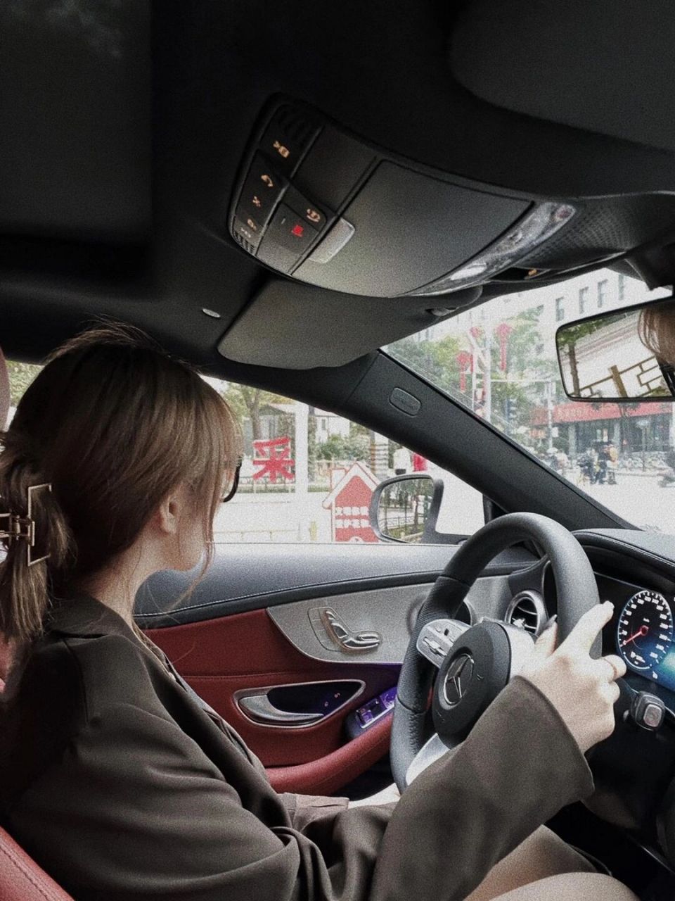 我第一辆车0720几岁女生开|奔驰轿跑 今天下雨无聊 给大家分享我的