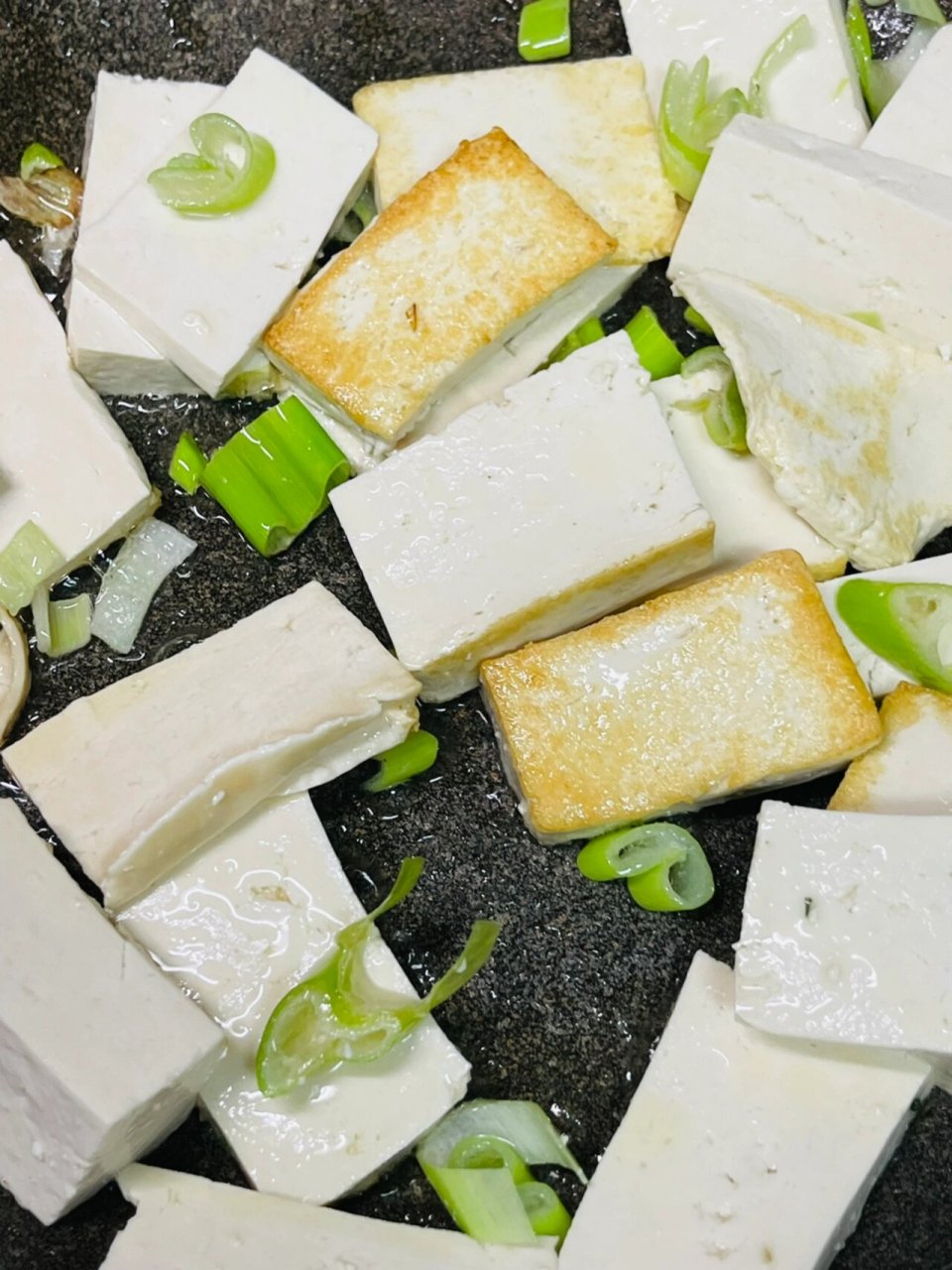 妈妈菜谱丨杭白菜炒豆腐 16615老豆腐切小块,杭白菜洗净切段备用.