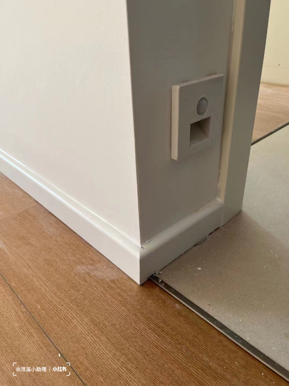 装修干货|踢脚线与地板间的缝隙需要打胶嘛 踢脚线一般用免钉胶和钉子