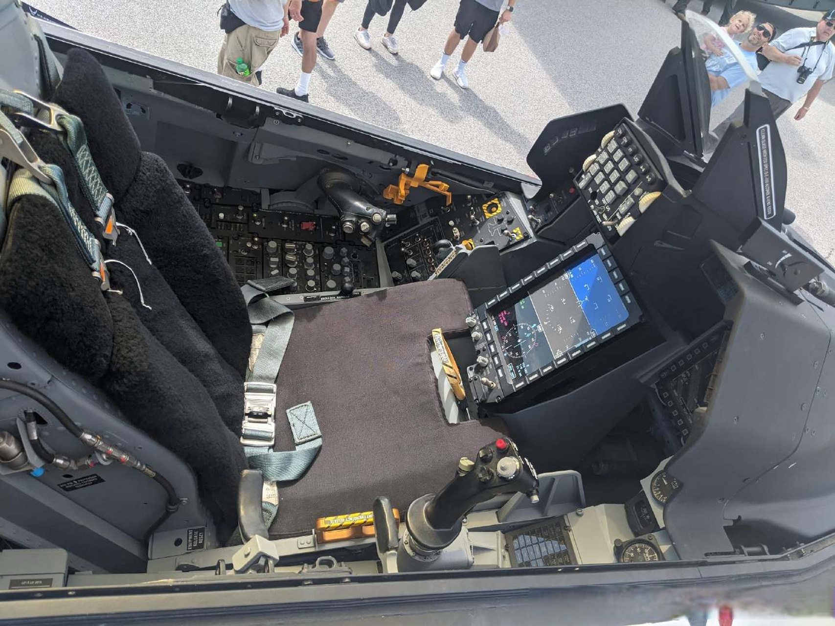 雷鸟f-16c block50的座舱,已经升级了f-16v的中央底部显示器(pcd)