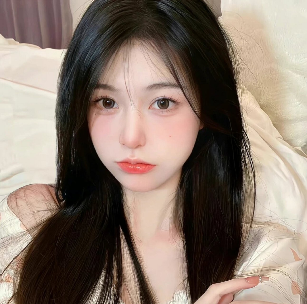 简单干净气质女头像.