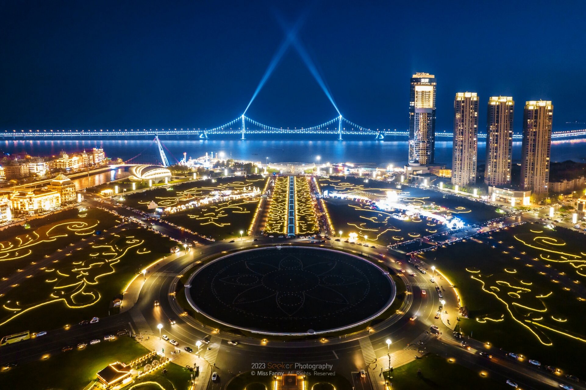 航拍大连 | 星海广场夜景 来大连怎么能不去看星海广场的夜景呢?