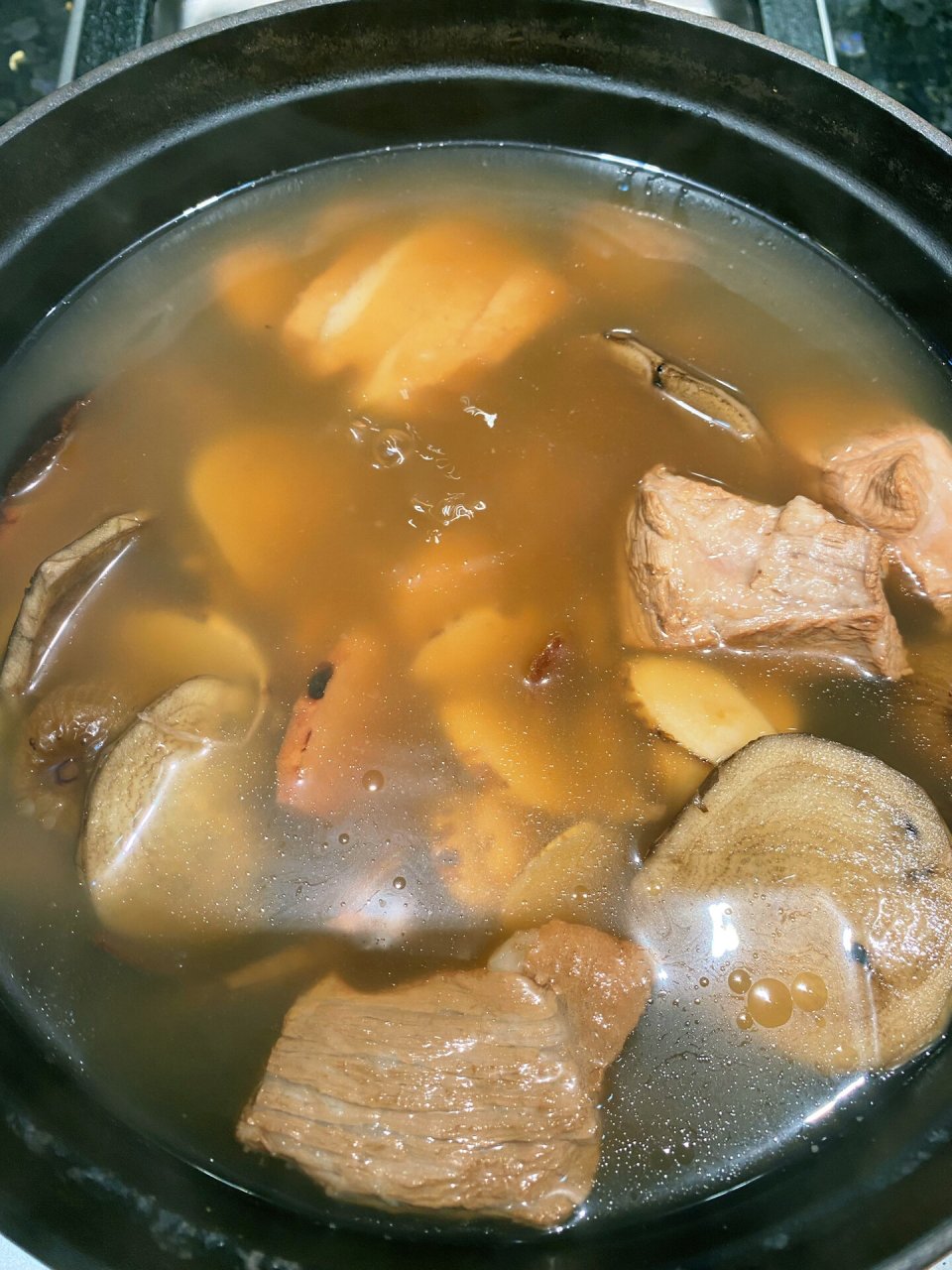 土茯苓牛大力地老鼠汤 材料:鮮土茯苓4兩,鮮牛大力4兩,鮮地老鼠4兩