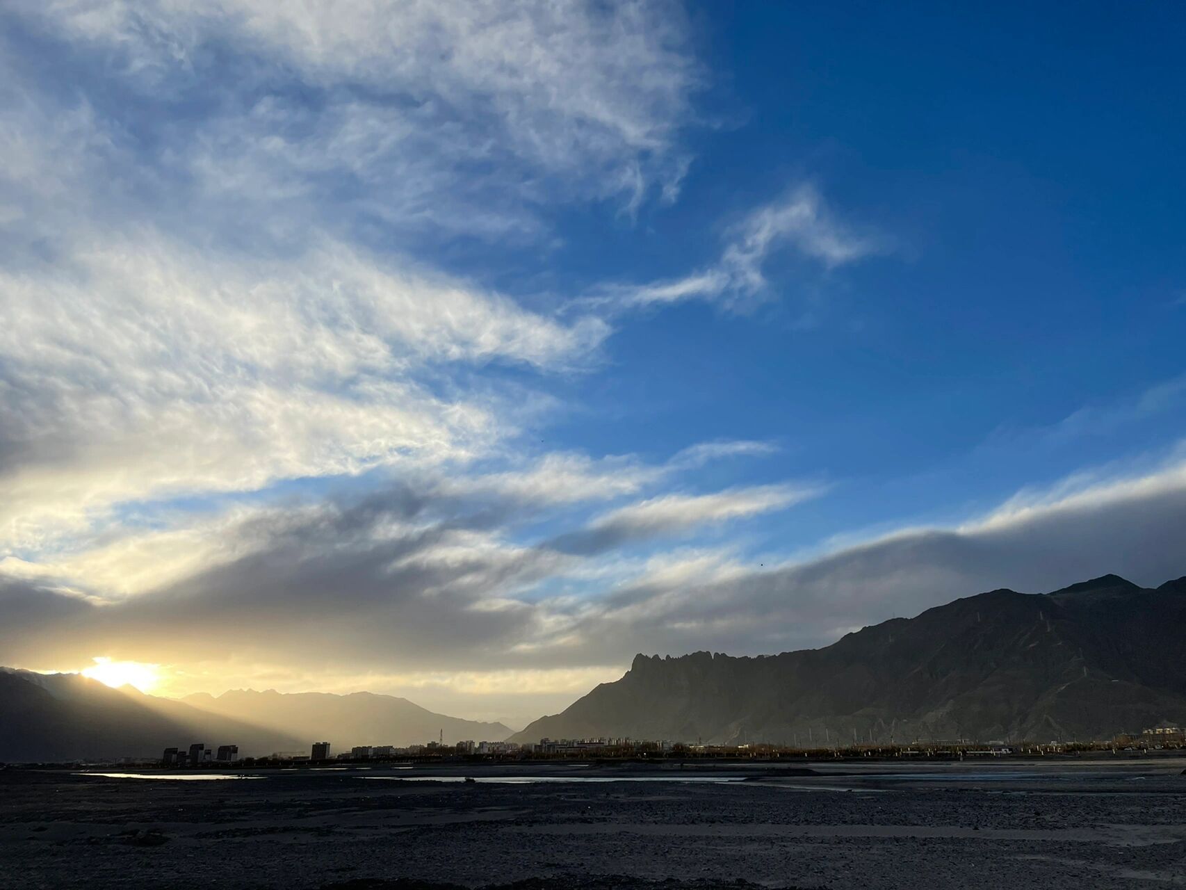 拉萨的天气,来旅游的多看看天气预报    现在拉萨的天气很舒服 也是