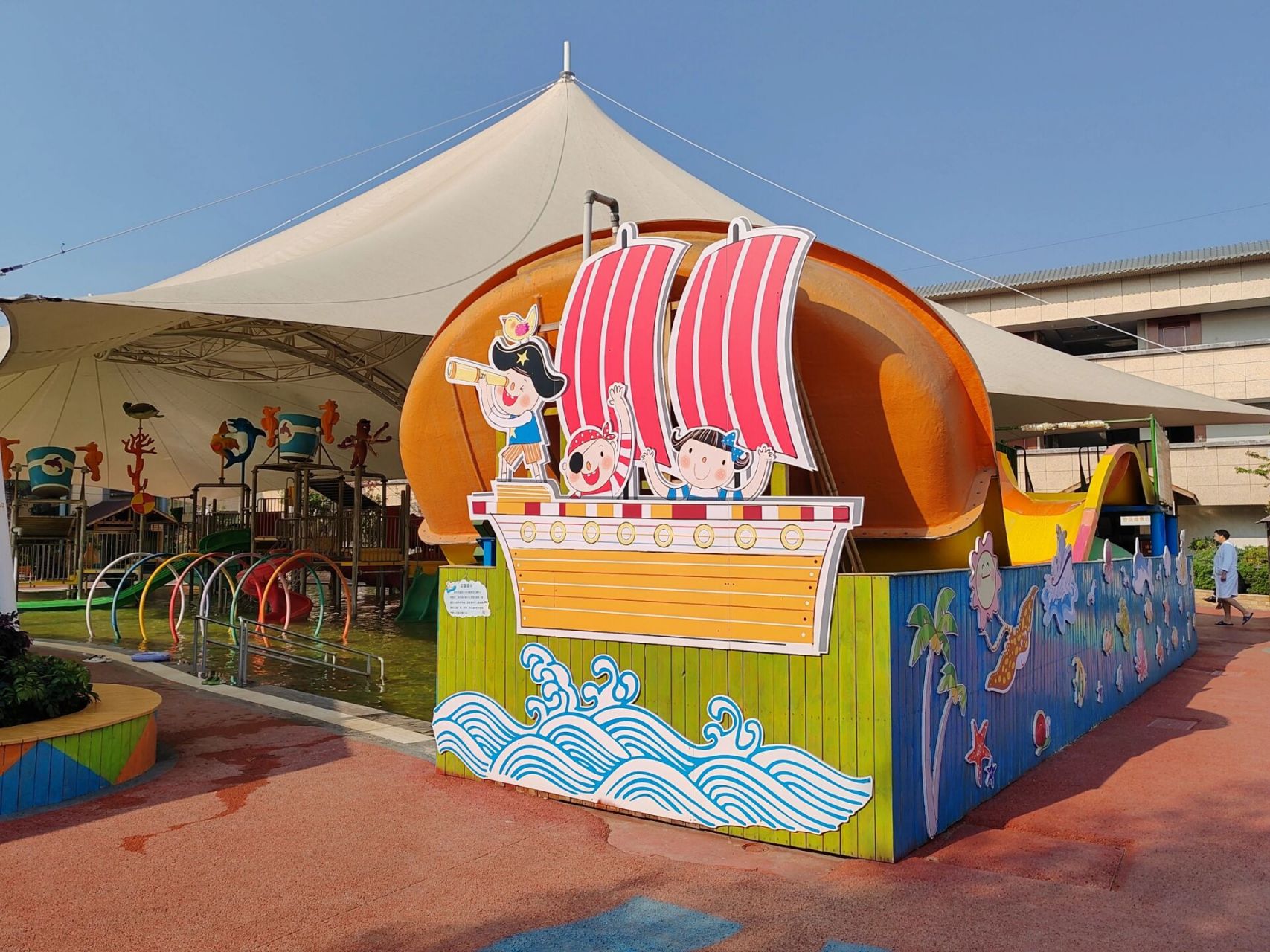 昆明汤海温泉水上乐园位于云南省昆明市宜良县阳宗海风景名胜区汤池镇