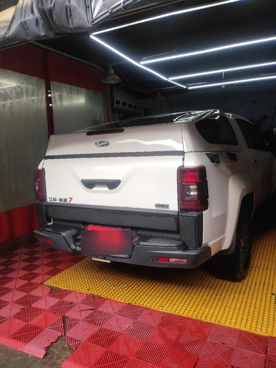 江铃域虎7后尾箱斜盖装车效果!兄弟商务皮卡加装