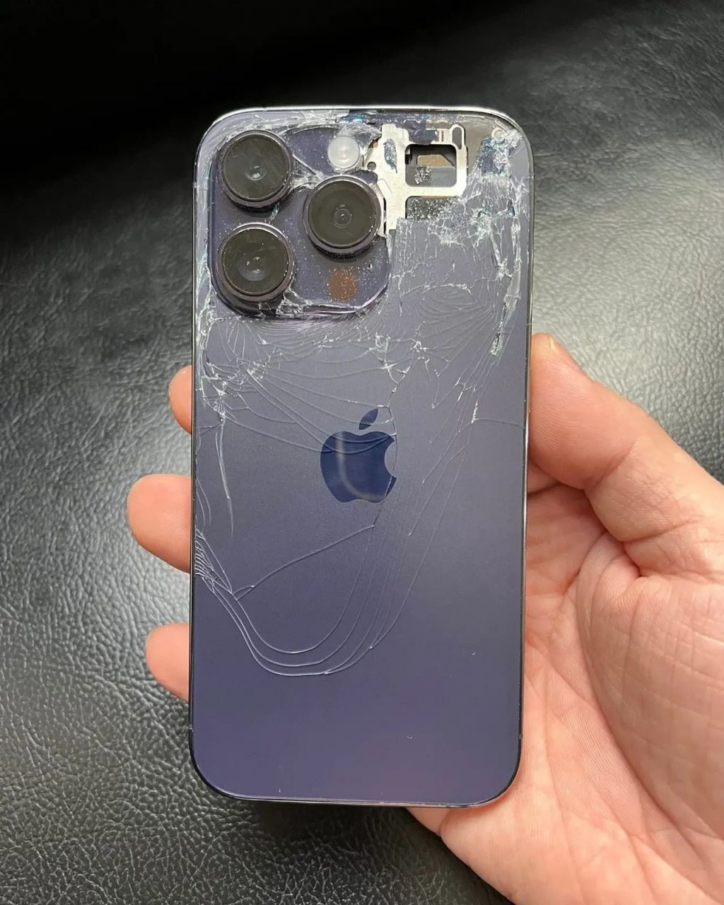 摔碎了后盖 维修要3600!