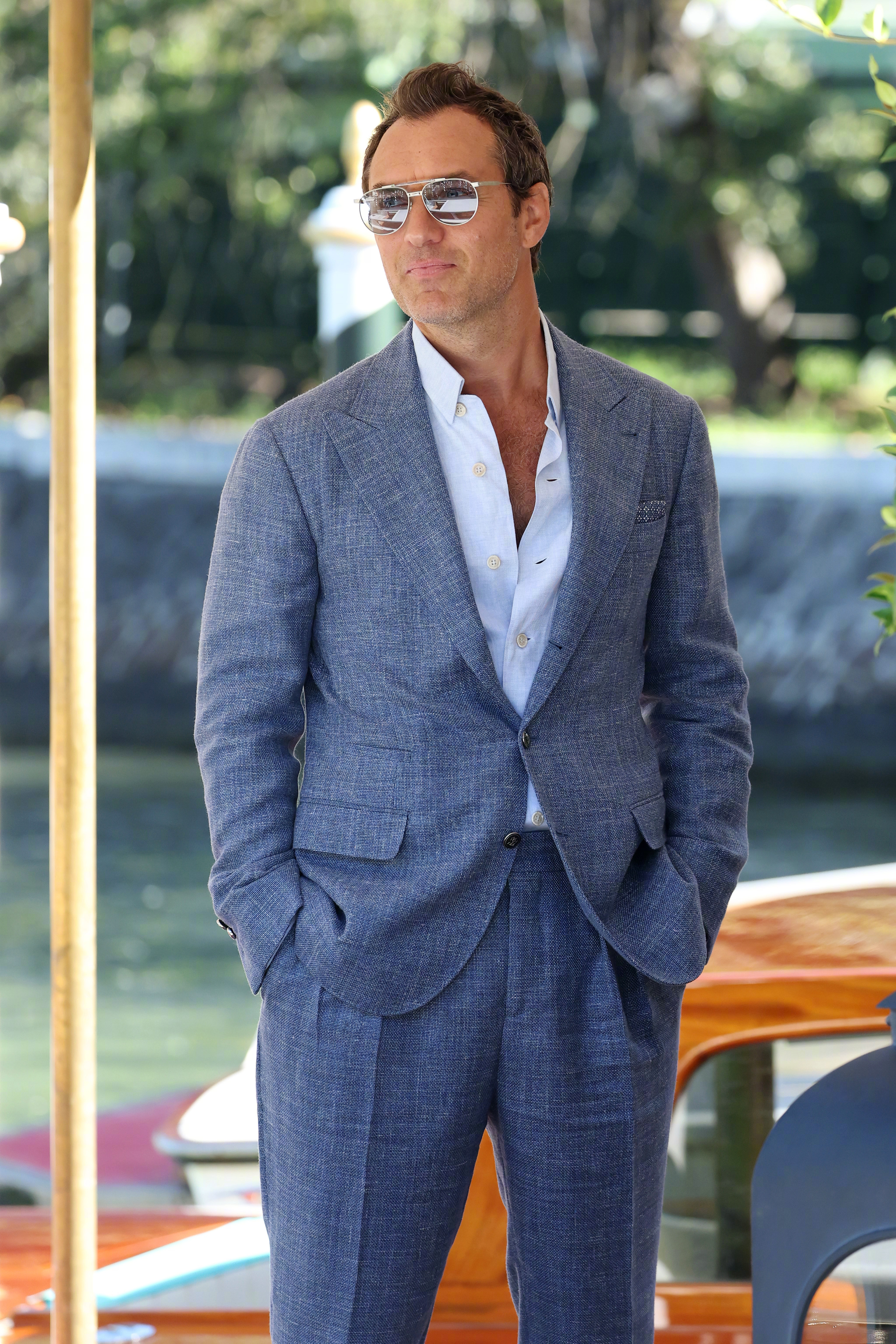 cucinelli 2026春夏系列牛仔蓝亚麻西装夹克与长裤搭配雾蓝色亚麻