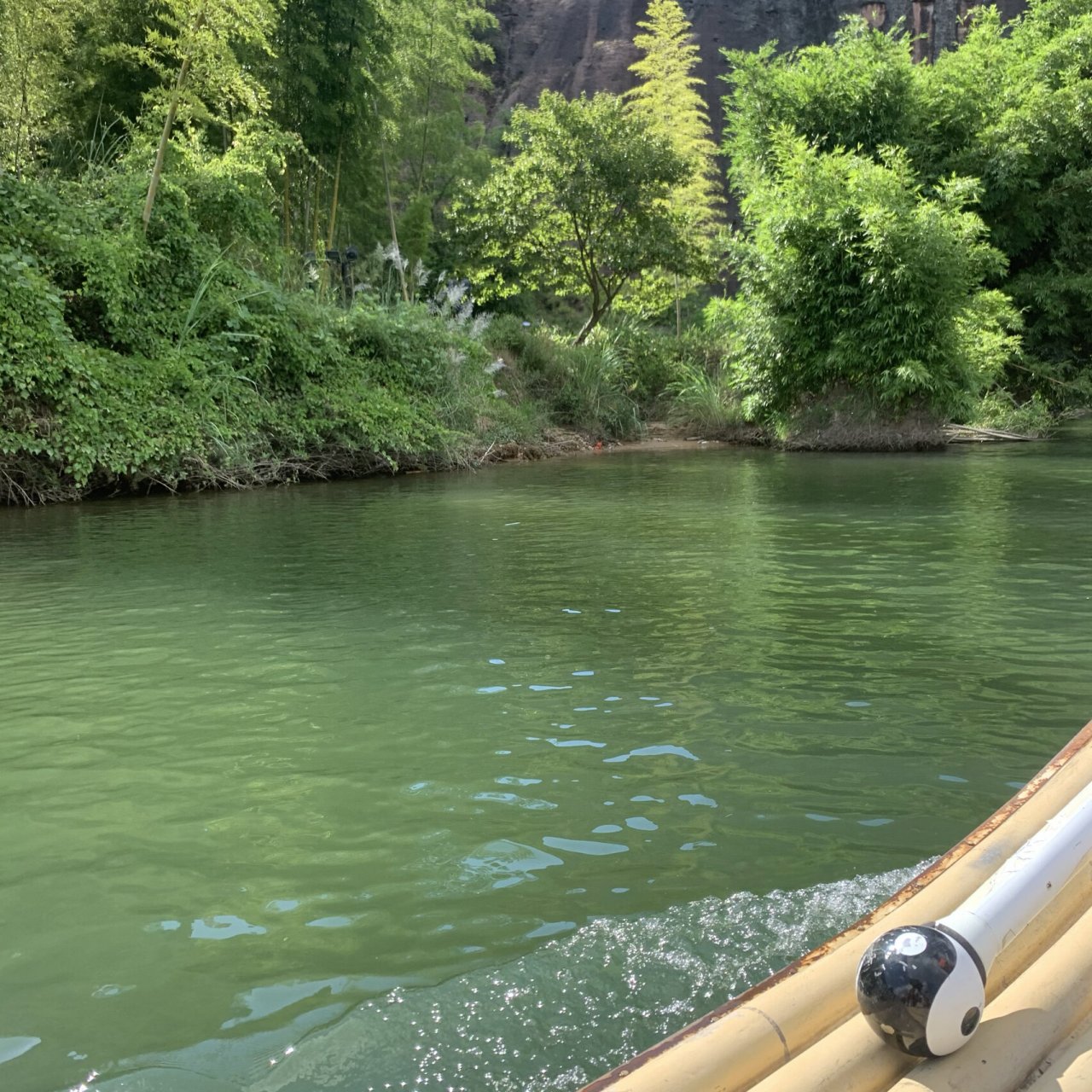 和田玉浅湖水和深湖水绿颜色 终于理解了和田玉湖水绿了,阳光下的湖水