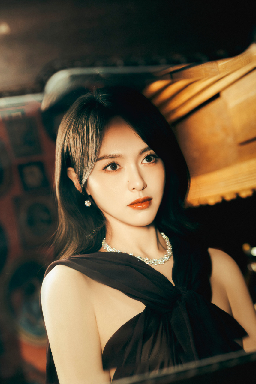 唐嫣超话  触碰时光印记,探寻复古格调.