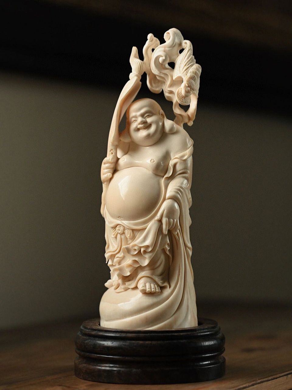 手持圆扇笑意盈盈,俏皮灵动,古朴自然. 猛犸"持扇弥勒" 宽额丰颊,肥首