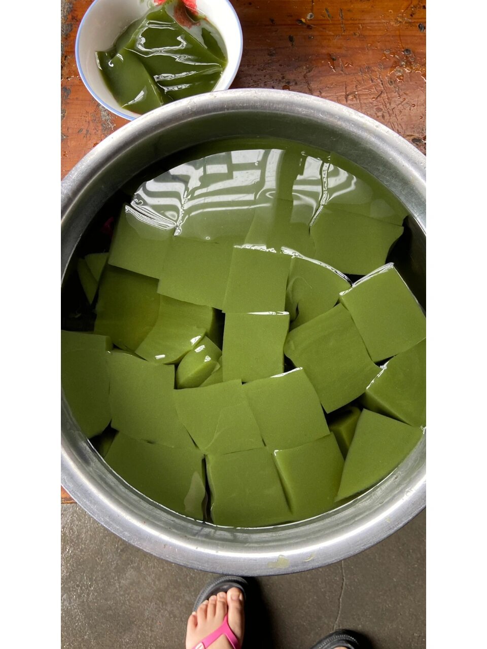 神仙豆腐,吃过的举手 神仙豆腐,俗称"绿凉粉",湖南怀化老家的美食