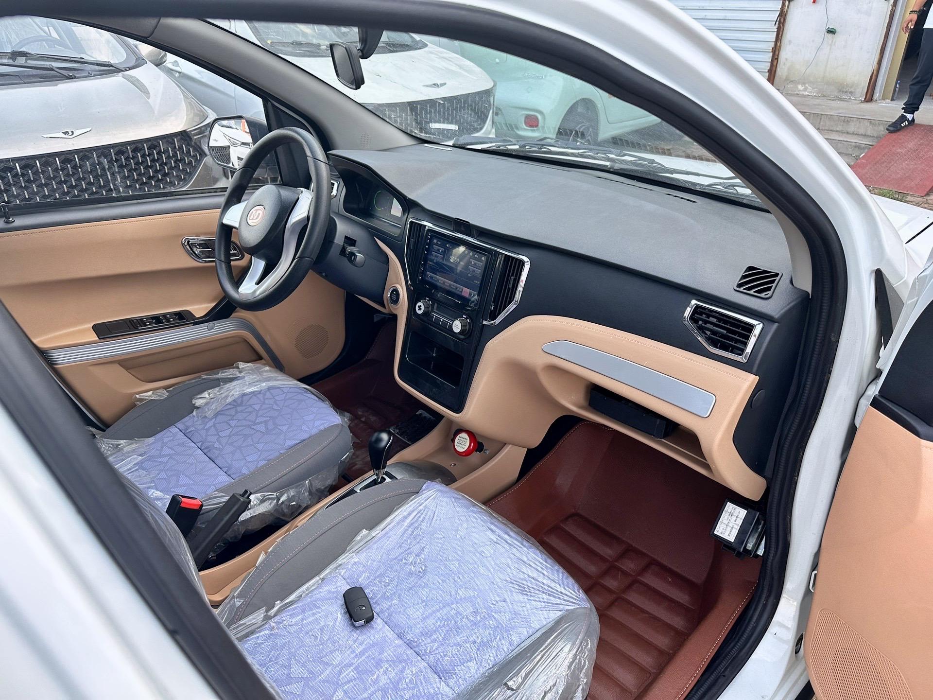 全新鸿日u8锂电,店铺零售29800,现在批发20800可以去专卖店咨询,一台