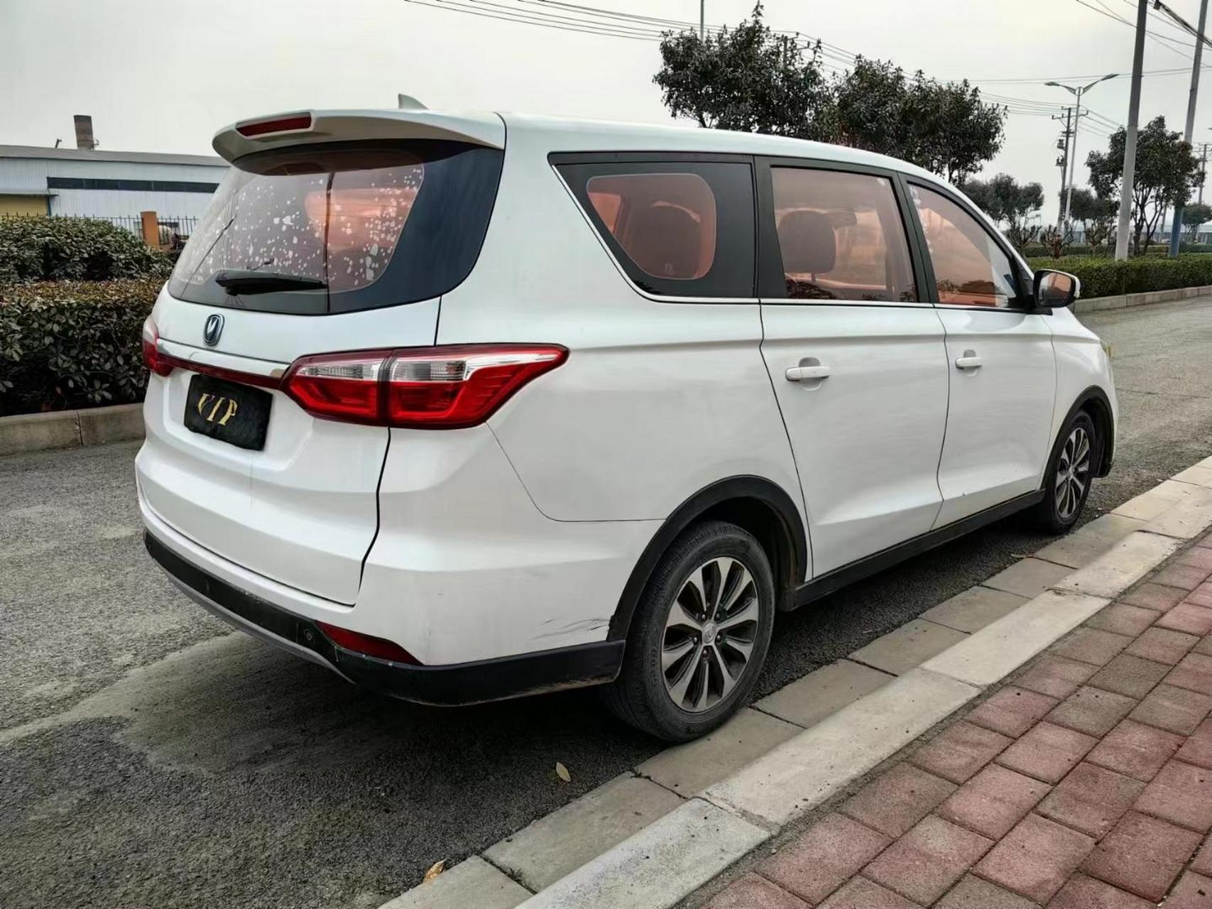 新到私家一手车18年上牌长安凌轩,1.