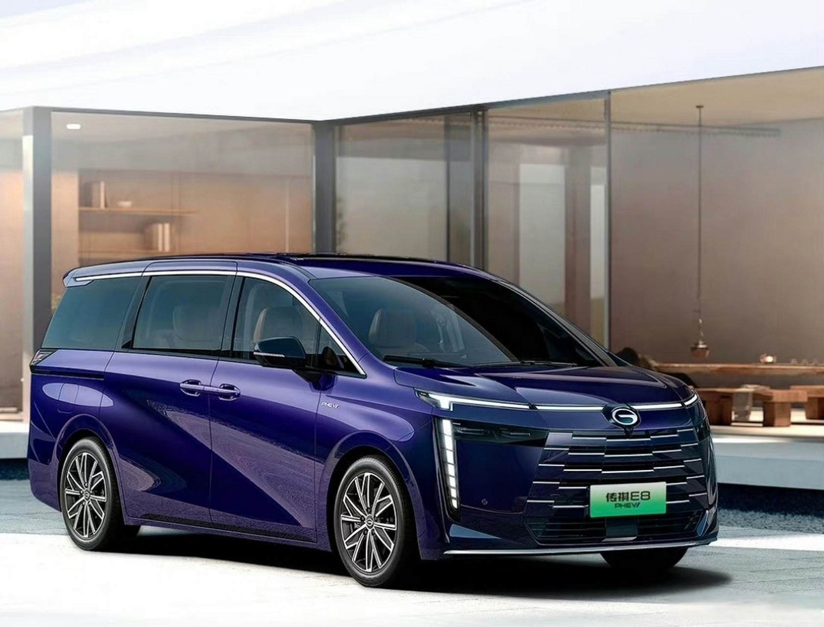 作为广汽传祺向新能源转型e系列第三款全新车型,传祺e8定位中型mpv