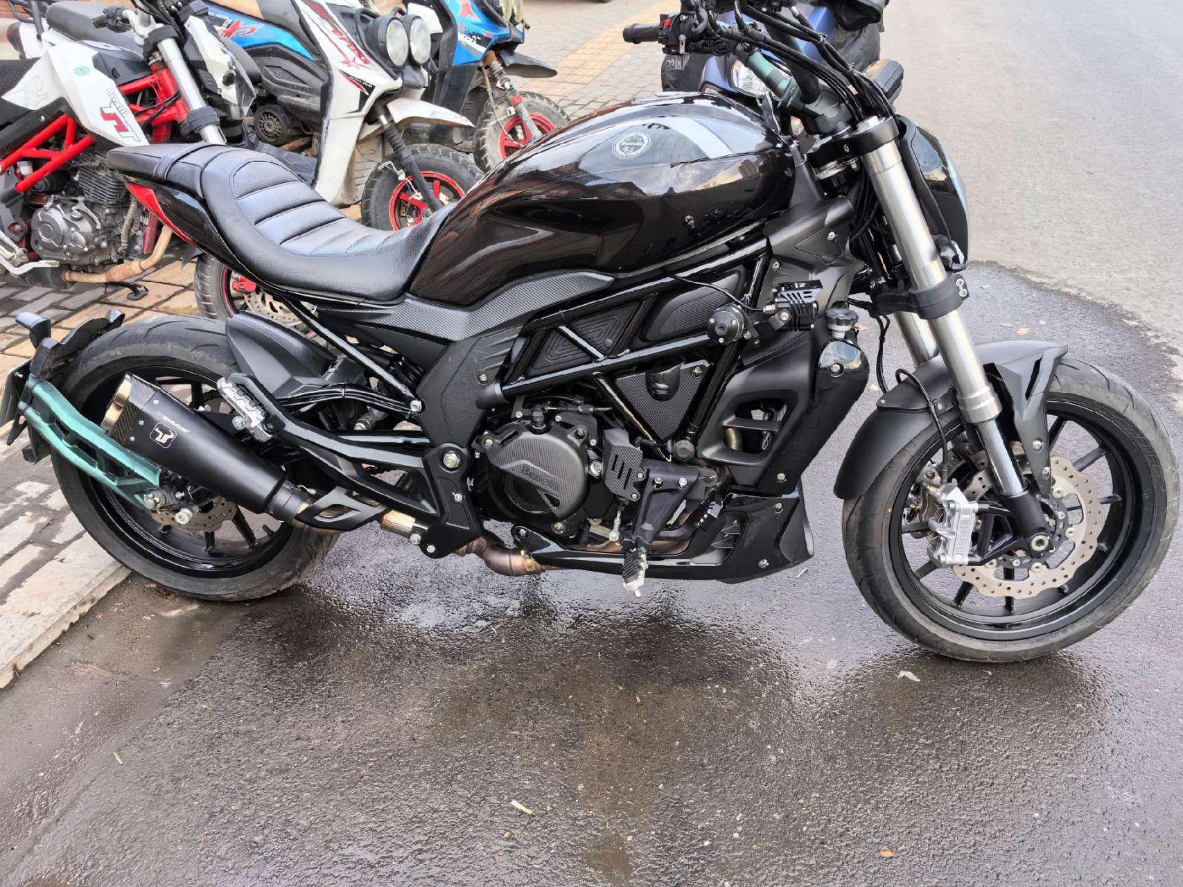 20年贝纳利502c,改装多多,亿西尔中尾段排气.