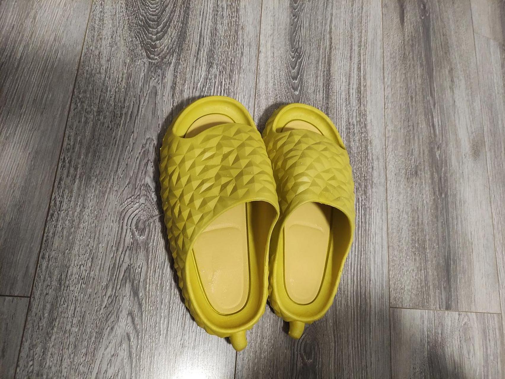 这是他给我买的榴莲拖鞋.不知道他是啥意思.