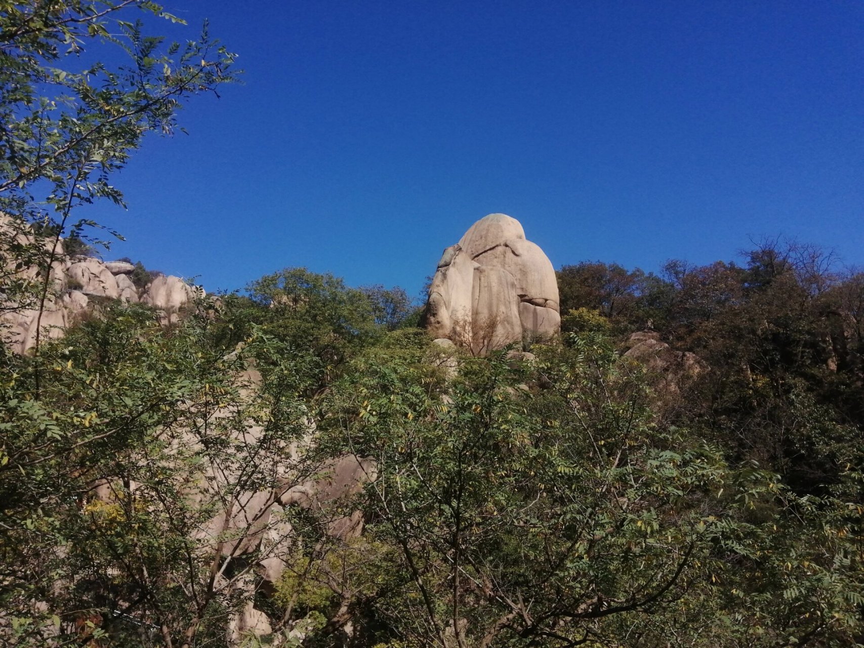 嵖岈山景区地处于河南省遂平县境内,是河南省第一批公布的省级风景