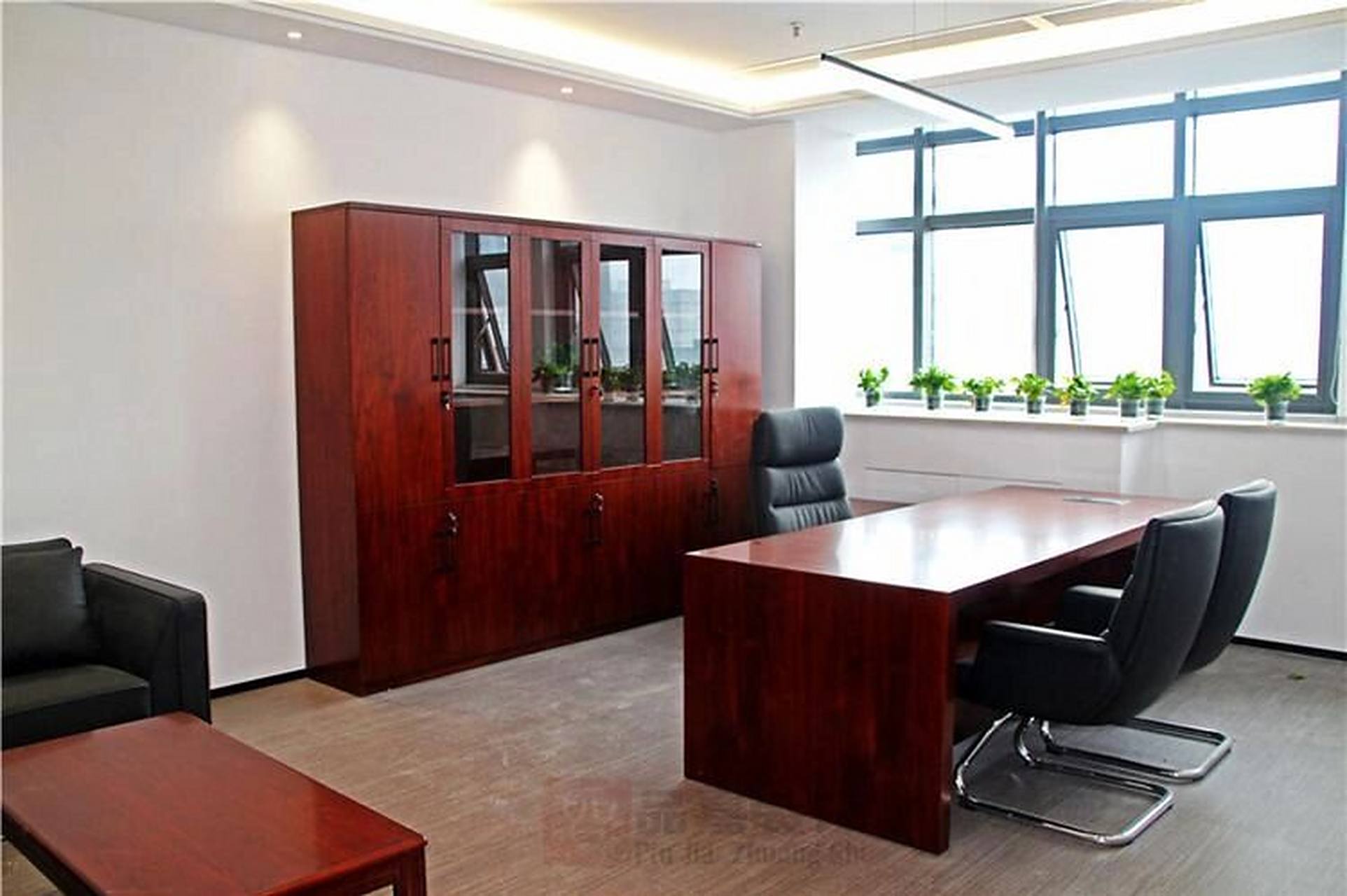 办公桌摆放的禁忌,主要有五种情况: 1忌座背门 将办公桌与门正对面